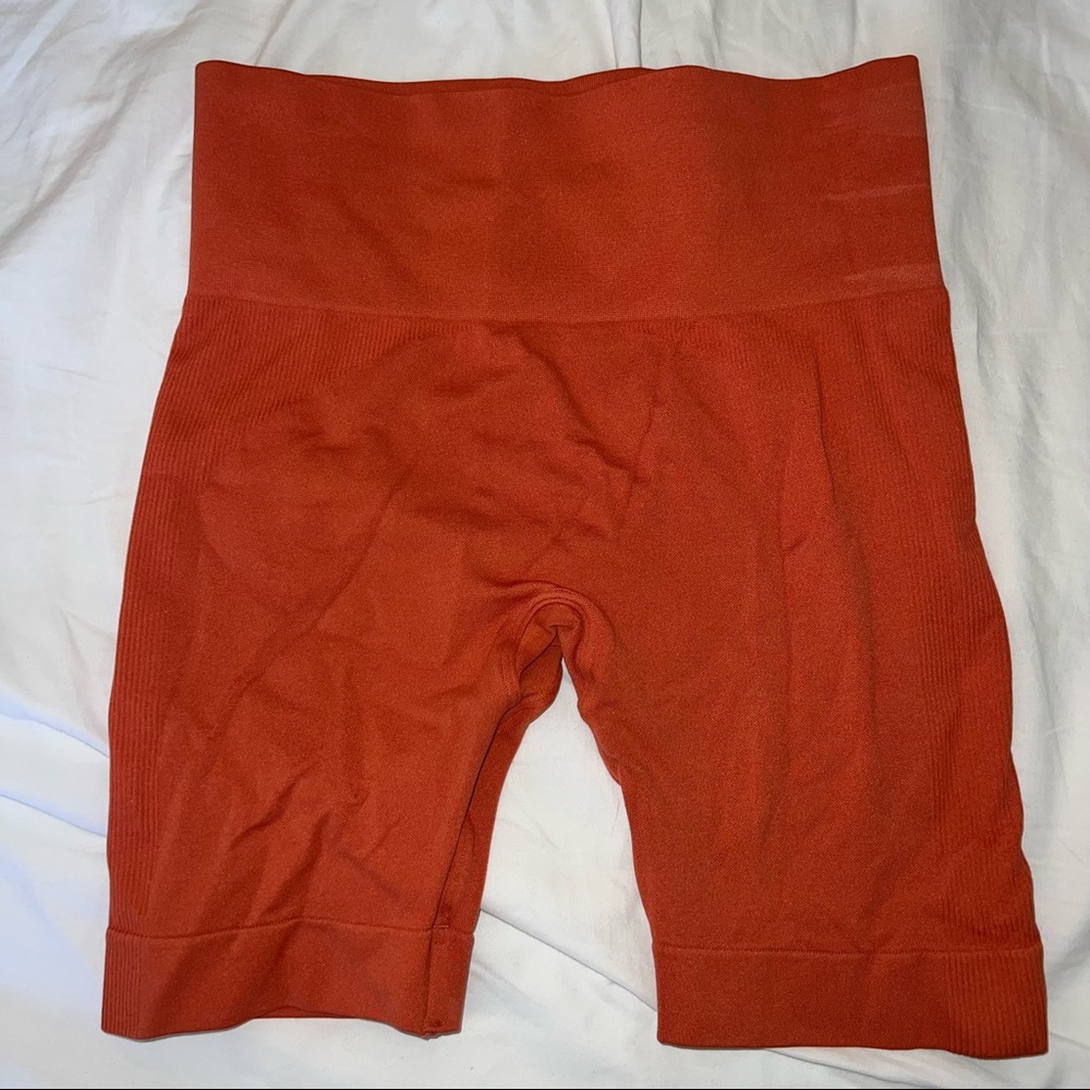 Set active orange biker shorts